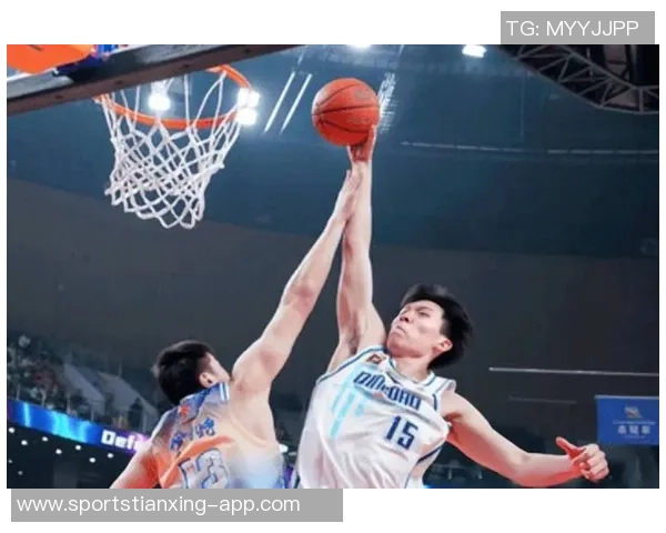 老熟人重聚杨瀚森与马布里赛前热身亲切交流笑声不断 老熟人重聚杨瀚森与马布里赛前热身亲切交流笑声不断